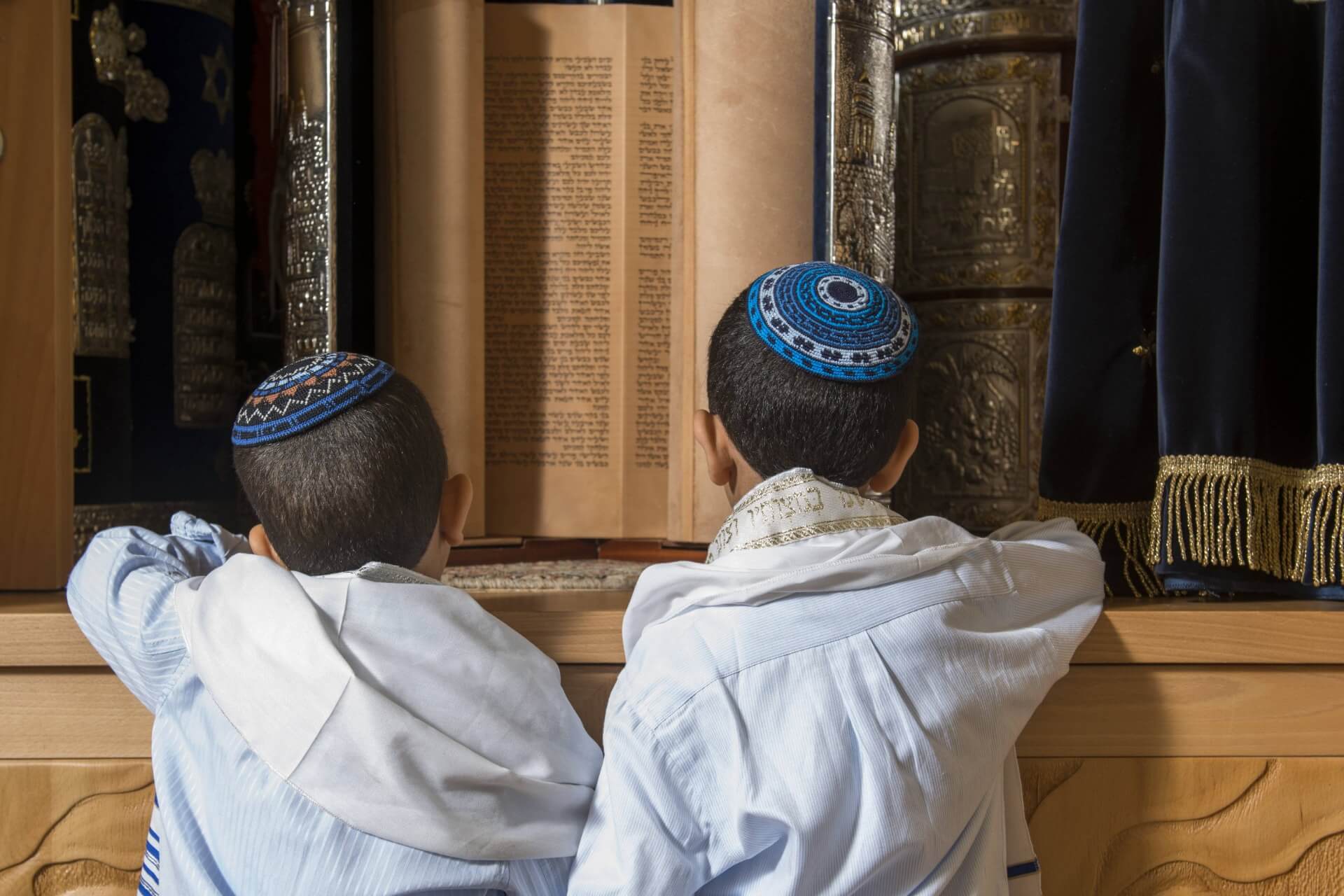 Dois meninos lendo a Torah